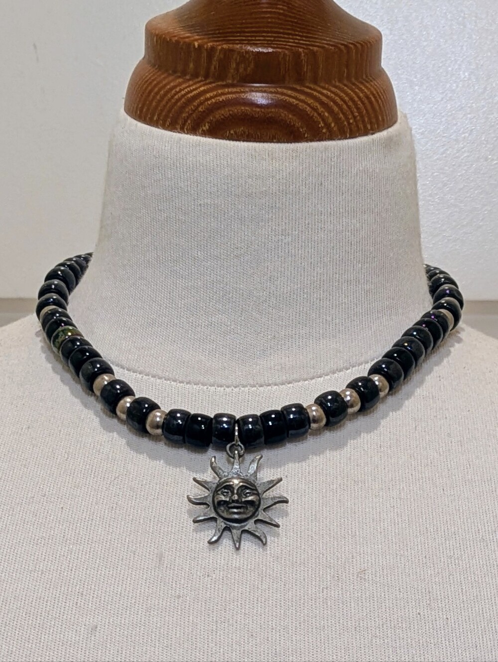 EUC 15" 90s Y2K Vintage Black Onyx Choker Necklace with Pewter Sun Charm